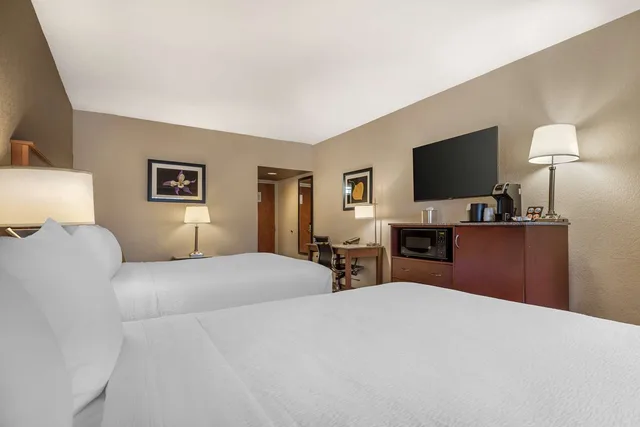 غرفة ديلوكس بسريرين كوين بإطلالة على الجبل، Best Western Plus Peak Vista Inn & Suites 3/4