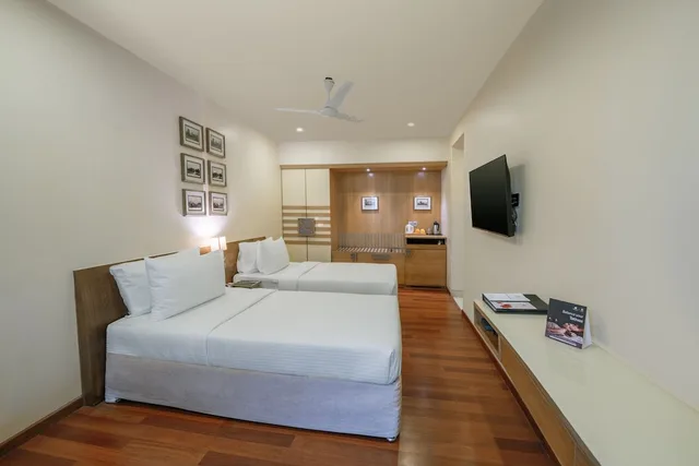 Comfort, King Bed, The Shalimar 2/10