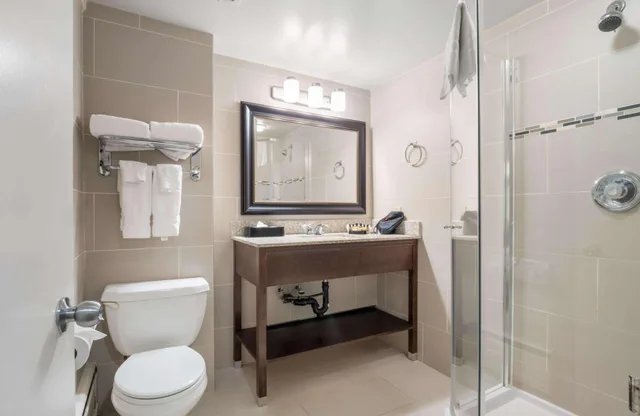 Tower, King Bed, Balcony، Best Western Plus Cairn Croft Hotel 7/7