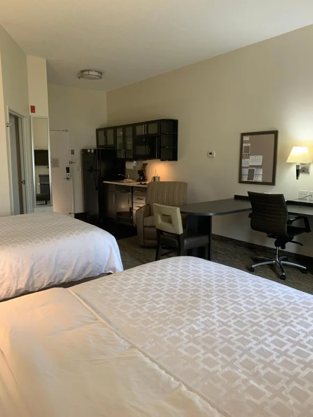 غرفة بسرير كوين مع أريكة لذوي الإعاقة، Candlewood Suites Fargo N Dakota State University 4/8