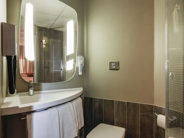 Room, Quadruple, Double and Twin or 4 Bunk Beds، Ibis Cahors 3/3