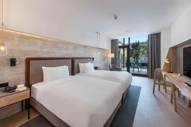 غرفة بسريرين منفصلين بإطلالة على البحر، DoubleTree by Hilton Antalya-Kemer All-Inclusive Resort 2/9