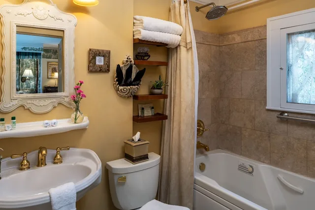 Kensington, Garden, King Bed، Abbington Green Bed &amp; Breakfast Inn 4/6