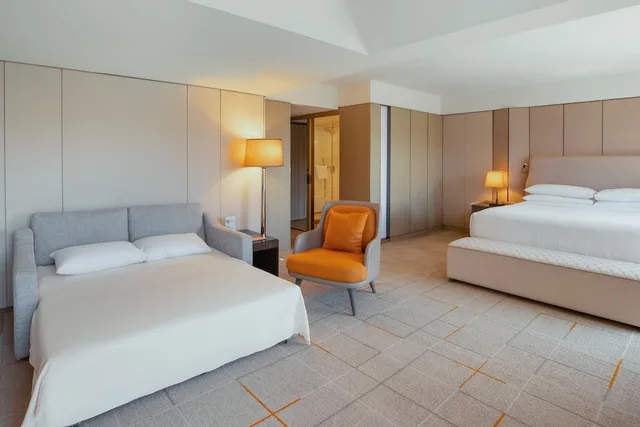جناح بسرير كينج مع أريكة، Sheraton Universal Hotel 1/7
