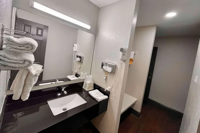 غرفة بسريرين مزدوجين لذوي الإعاقة، Rodeway Inn Georgetown TX 3/4