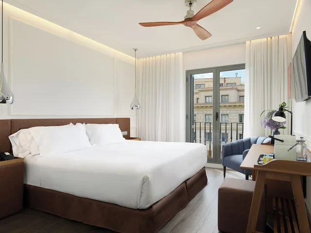 غرفة ديلوكس بشرفة مفردة بسرير كوين، H10 Universitat Hotel 1/6