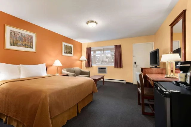 غرفة قياسية بسرير كوين للمدخنين، Travelodge by Wyndham Quesnel 1/1