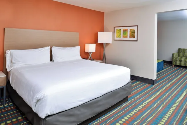 غرفة قياسية بسرير كينج مع أريكة، Holiday Inn Express Albuquerque N - Bernalillo, an IHG Hotel 2/7
