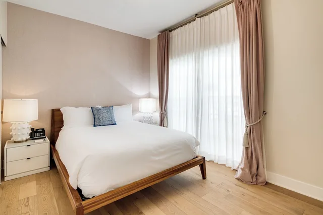 جناح غراند بسرير كوين، The Savoy Hotel & Beach Club 1/3