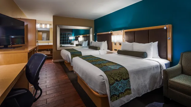 غرفة قياسية بسريرين كوين بإطلالة على الجبل، Best Western Plus South Coast Inn 7/10