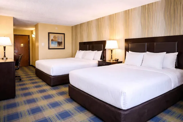 غرفة قياسية بسريرين كوين، Comfort Inn and Suites Meriden 1/3