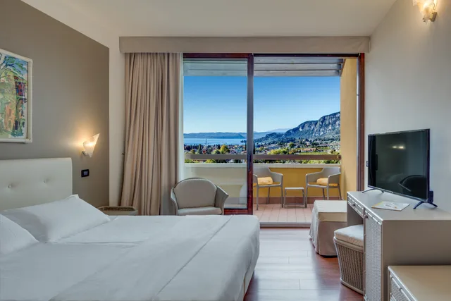 غرفة بسرير مزدوج أو سريرين منفصلين بإطلالة على البحيرة، Poiano Garda Resort Hotel 1/6