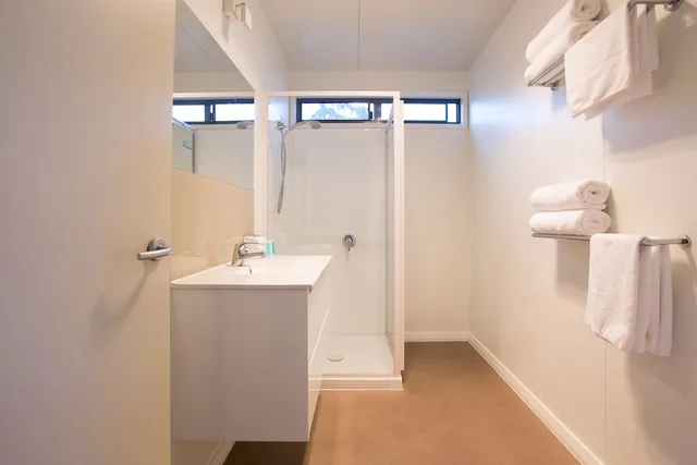 2 Bedrooms, Chalet, Queen and Twin Beds, Water Front، Swansea Beach Chalets 1/1