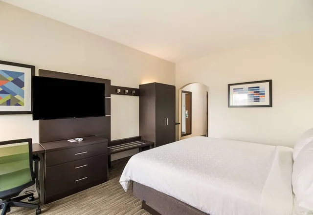 جناح بسرير كينج مع أريكة، Clarion Pointe New Bern 2/3