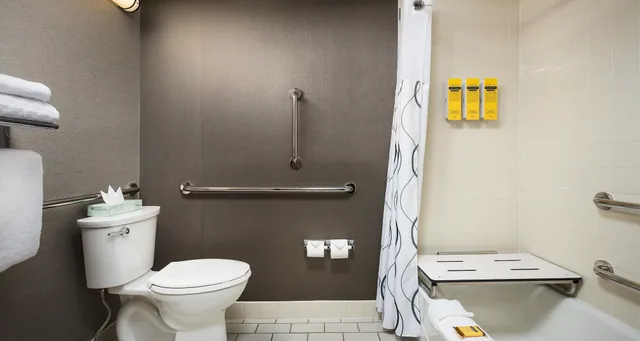 غرفة قياسية بسرير كينج مع أريكة بحوض جاكوزي، Best Western Plus Landmark Inn 7/10