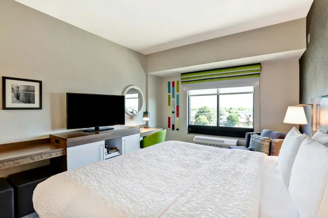 Room, King Bed, Hampton Inn St Catharines Niagara On 3/3