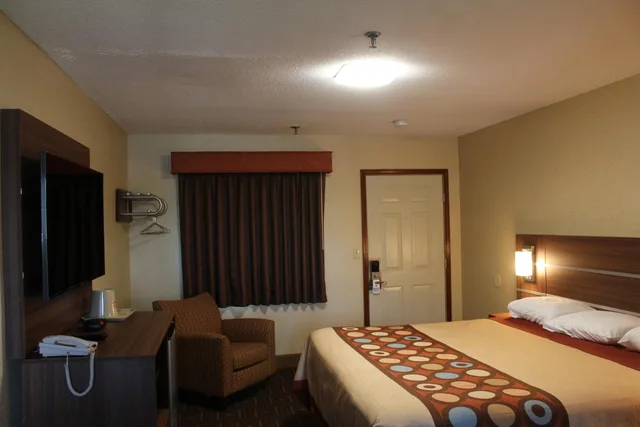 غرفة بسرير كينج، American Inn 2/10