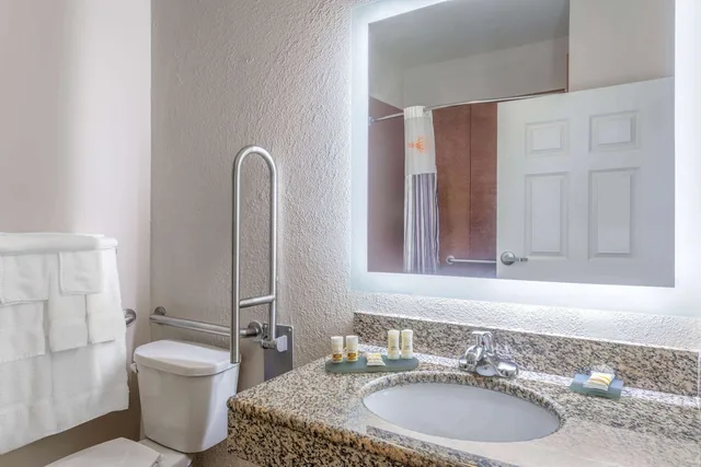 غرفة بسرير كوين، La Quinta Inn Suites By Wyndham Stonington Mystic Area 7/7