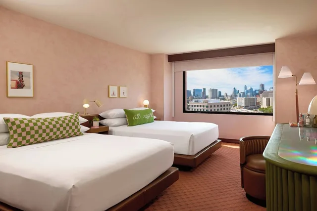 غرفة بسريرين كوين في طابق مرتفع، Renaissance Austin Downtown Hotel 8/11