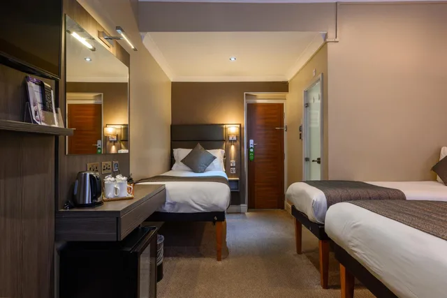 غرفة قياسية رباعية بسريرين مزدوجين، Brunel Hotel 2/3