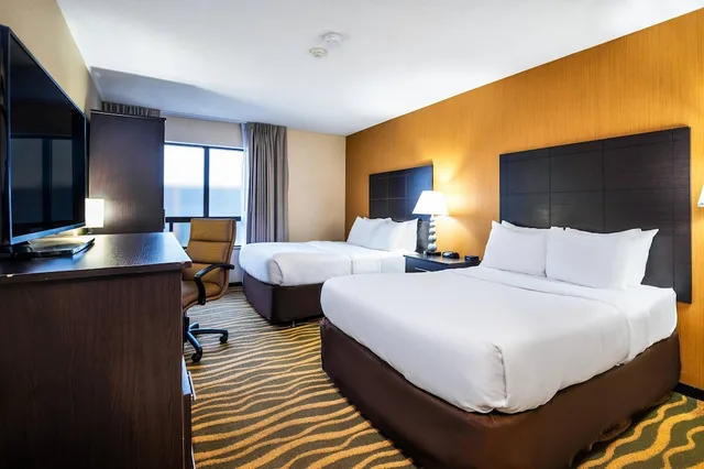 غرفة بسريرين مزدوجين في طابق مرتفع، Quality Inn Barrie, ON 2/10