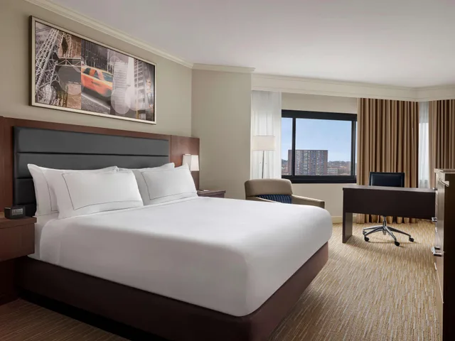 جناح بسرير كينج بغرفتين مع أريكة، DoubleTree by Hilton Hotel Fort Lee - George Washington Bridge 1/1