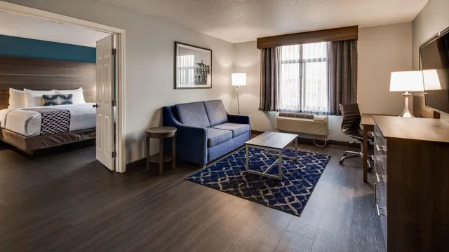 جناح بسرير كينج مع أريكة، Best Western Plus Champaign/Urbana Inn 5/7