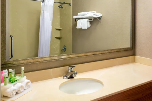 جناح بسرير كينج مع أريكة بمنطقة جلوس، Holiday Inn Express Grants Pass 2/4