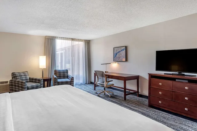 Standard, King Bed, Clarion Inn Sheffield Muscle Shoals 3/6
