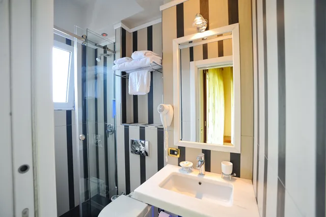 غرفة قياسية بسريرين منفصلين بإطلالة على البحر، Iliria Internacional Hotel 9/10