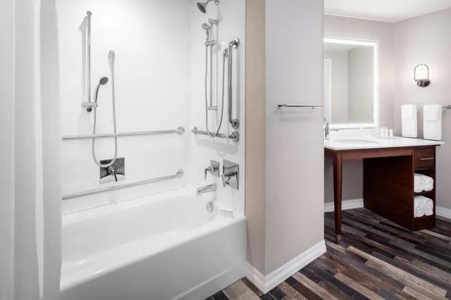 1 Bedroom, Suite, 2 Queen Beds, Water View, Accessible، Homewood Suites By Hilton Boston Seaport Ma 3/3