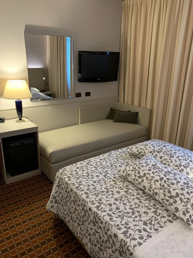 Deluxe, Triple, 1 Queen and 1 Single Bed, First Hotel Malpensa 5/7