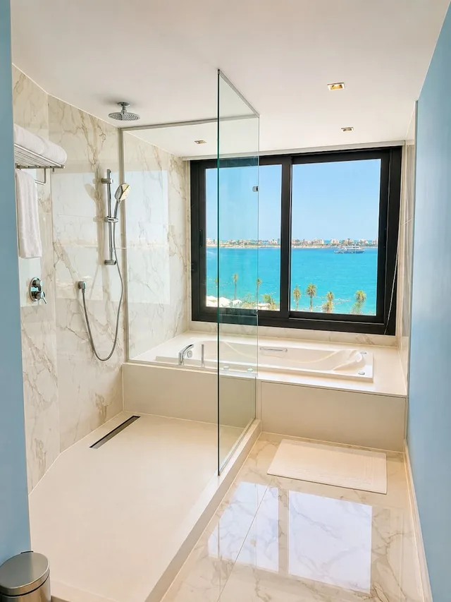 لوفت بسرير كوين بإطلالة على البحر، M Hotels at Porto Marina 6/6