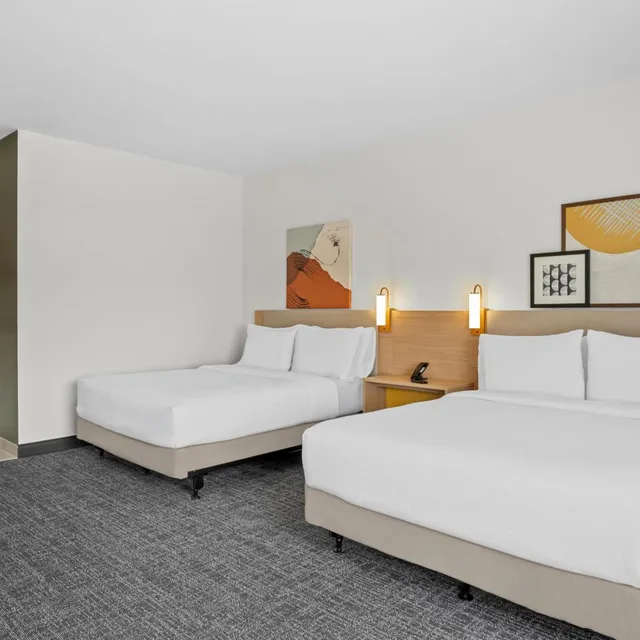 غرفة بسرير كينج وسريرين كوين بحوض استحمام لذوي الإعاقة، Spark by Hilton Garland Dallas East 1/3