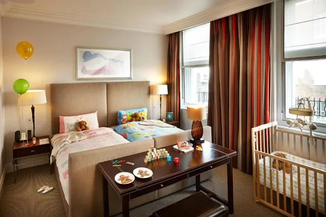 غرفة ديلوكس بسرير كوين وسريرين منفصلين، Browns Hotel, a Rocco Forte Hotel 1/1