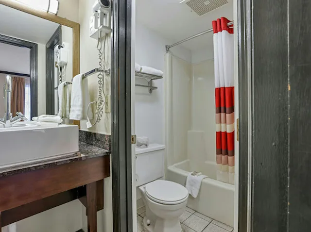 Superior, King Bed, Red Roof Inn Uhrichsville 4/5