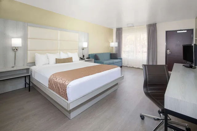 غرفة بسرير كينج مع أريكة، Ramada by Wyndham Burbank Airport 1/4