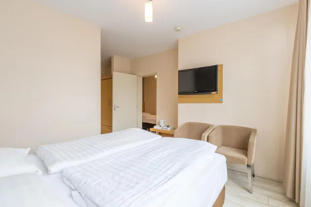 غرفة رباعية، Hotel Port 3/10