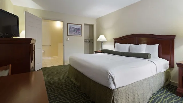 غرفة قياسية بسرير كينج لذوي الإعاقة، Best Western Point South 9/10