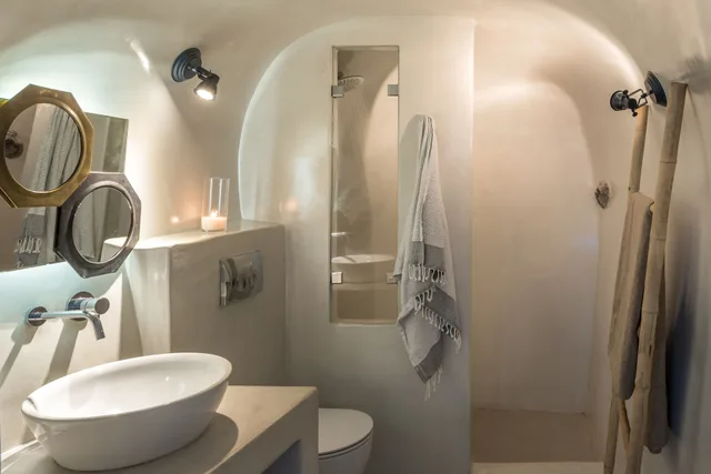 جناح شهر العسل بسرير كوين بحوض جاكوزي، COCOON SUITES 3/4