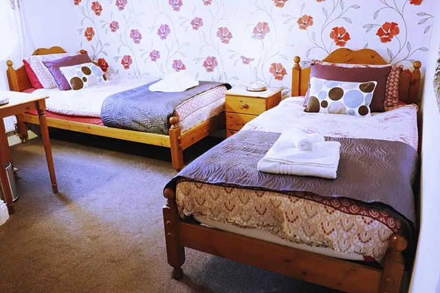 غرفة بسريرين منفصلين بحمام خاص، Arkale Lodge 1/7