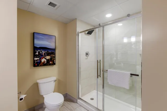 غرفة بسرير كينج وسرير كوين، Best Western Plus St. John s Airport Hotel and Suites 5/10