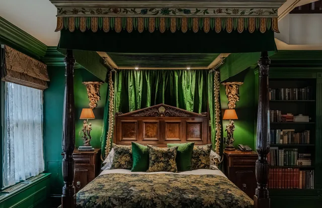 جناح سيغنتشر بسرير كينج، The Rookery Hotel 1/5