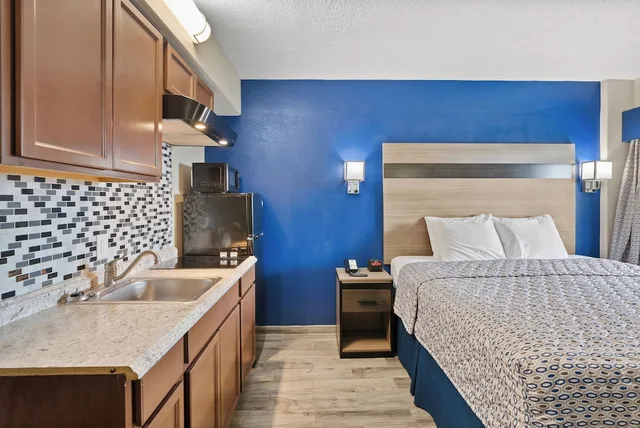Standard, King Bed, Kitchenette, Accessible, Blue Wave Inn 3/10