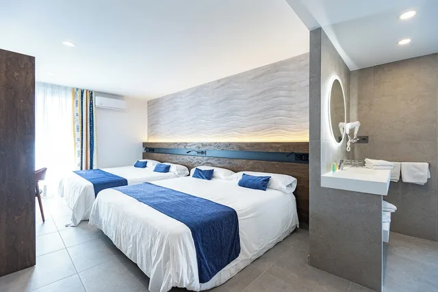 غرفة كومفورت بأربعة أسرّة بإطلالة على البحر، Hotel Internacional Calella 6/9