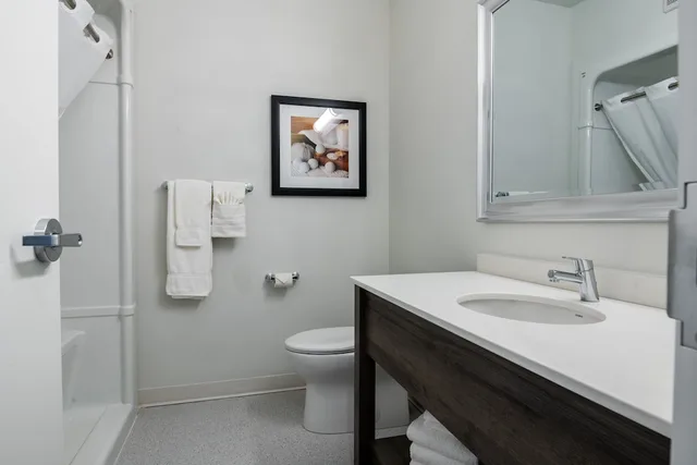 غرفة قياسية بسرير كينج مع أريكة، Amsterdam Inn & Suites Florenceville-Bristol, an Ascend Collection Hotel 7/7
