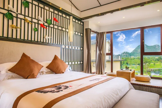 غرفة بسرير كينج بإطلالة على الجبل، Peach Blossom River Resort 1/7
