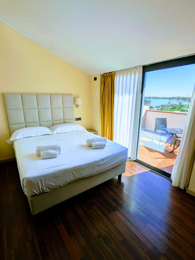 Classic, Side Lake View, Terrace، Yachting Hotel Mistral 1/3