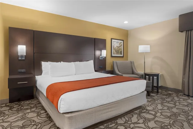 غرفة بسرير كينج بشرفة، Best Western Plus Plaza by the Green 4/7