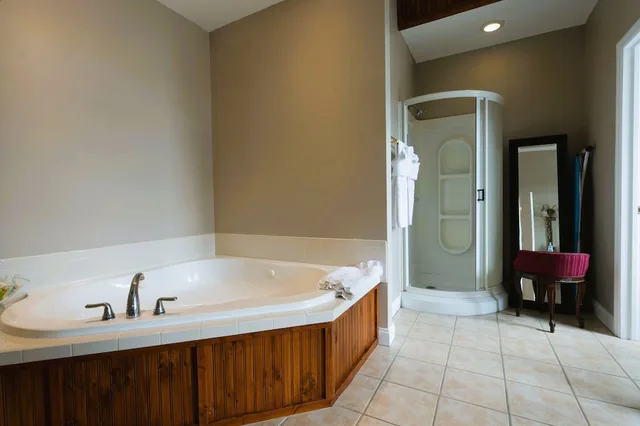 Presidential, King Bed, City View, Jetted Tub, Balcony, Oak Tree Hotel 5/6
